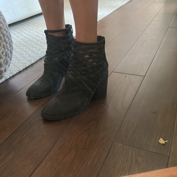 The cutest booties! Boho vibes by free people. Size 37 - Picture 3 of 3